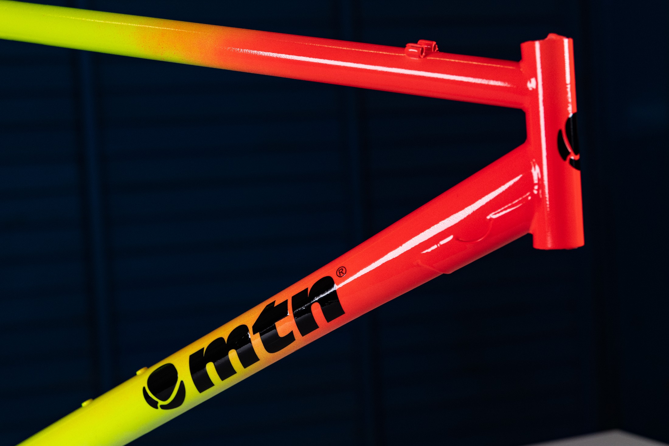 Obrázek: mtn-pro-fluor-paint-white-base-primer-and-acrylic-varnish-8044