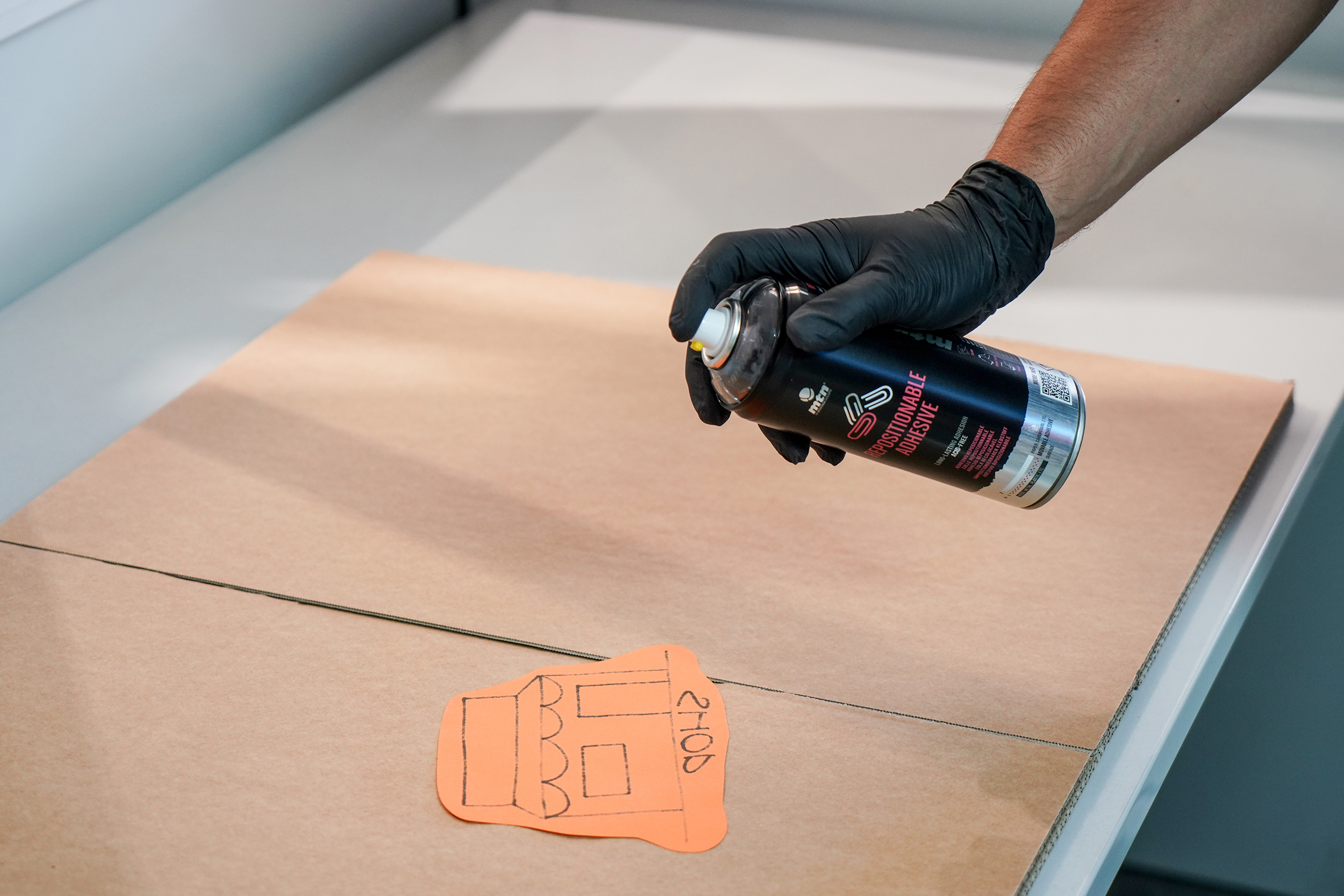 Obrázek: mtn-pro-repositionable-adhesive-8400