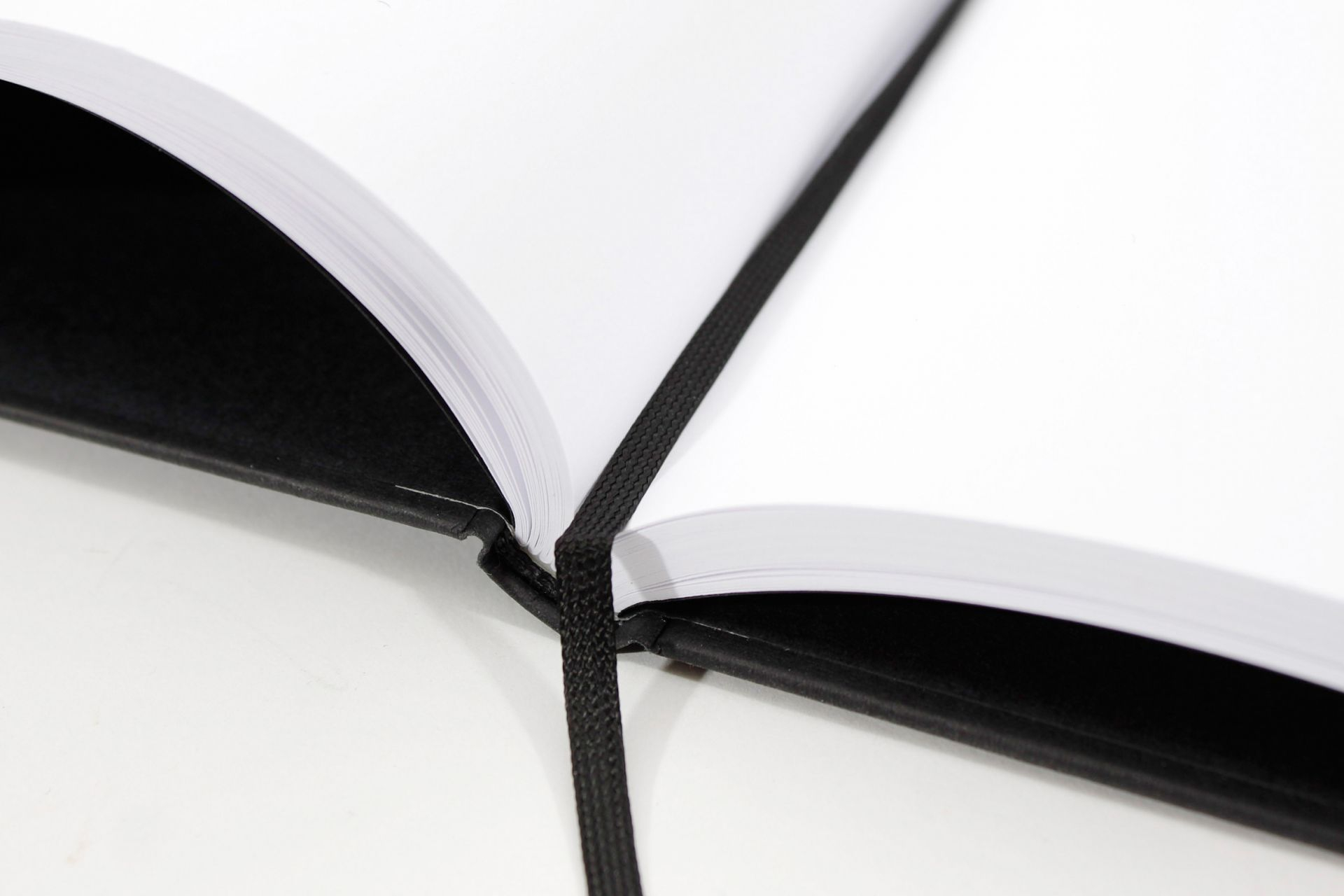 Obrázek: book-mon-31x22-hoch-detail-03-1920x1920