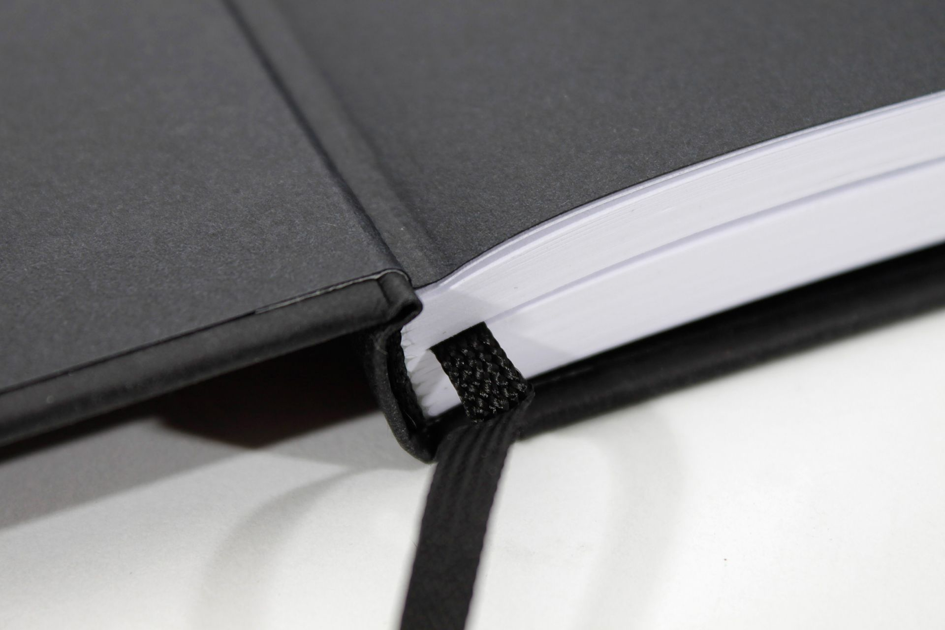 Obrázek: book-mon-31x22-hoch-detail-04-1920x1920