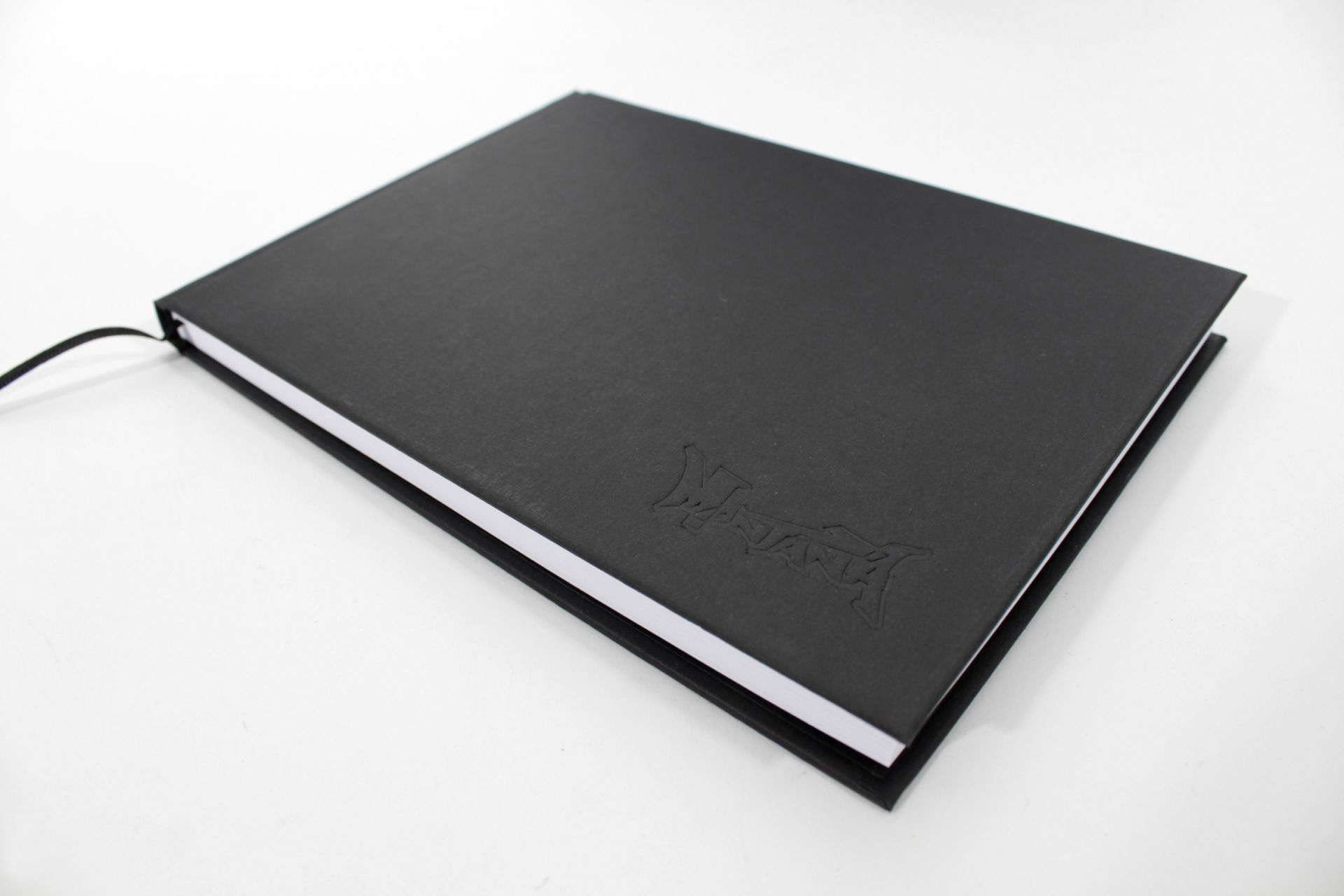 Obrázek: book-mon-31x22-hoch-detail-01-1920x1920