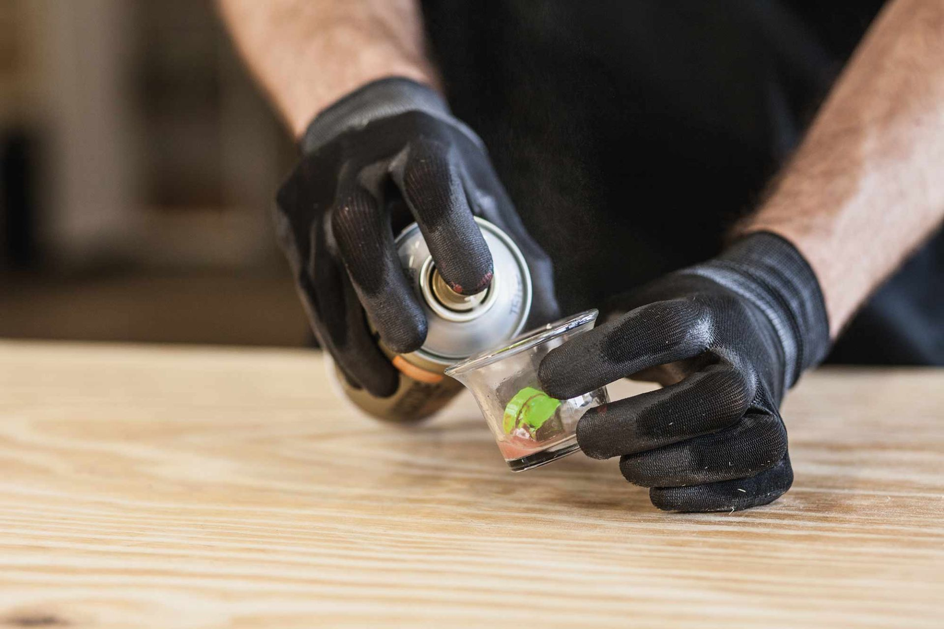 Obrázek: montana-acetone-use-01-1920x1920