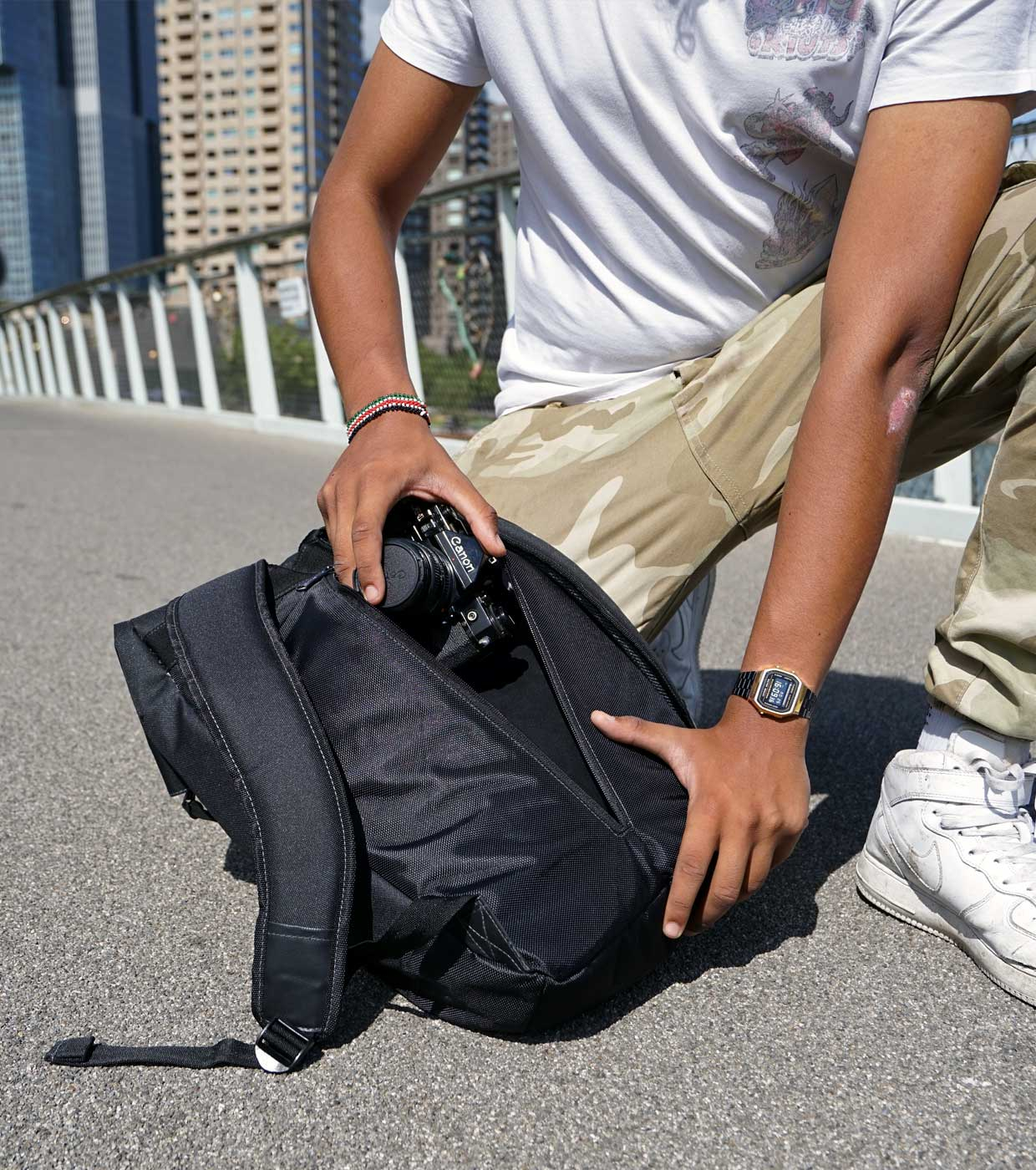 Obrázek: mr-serious-to-go-backpack-back-open-sonya3