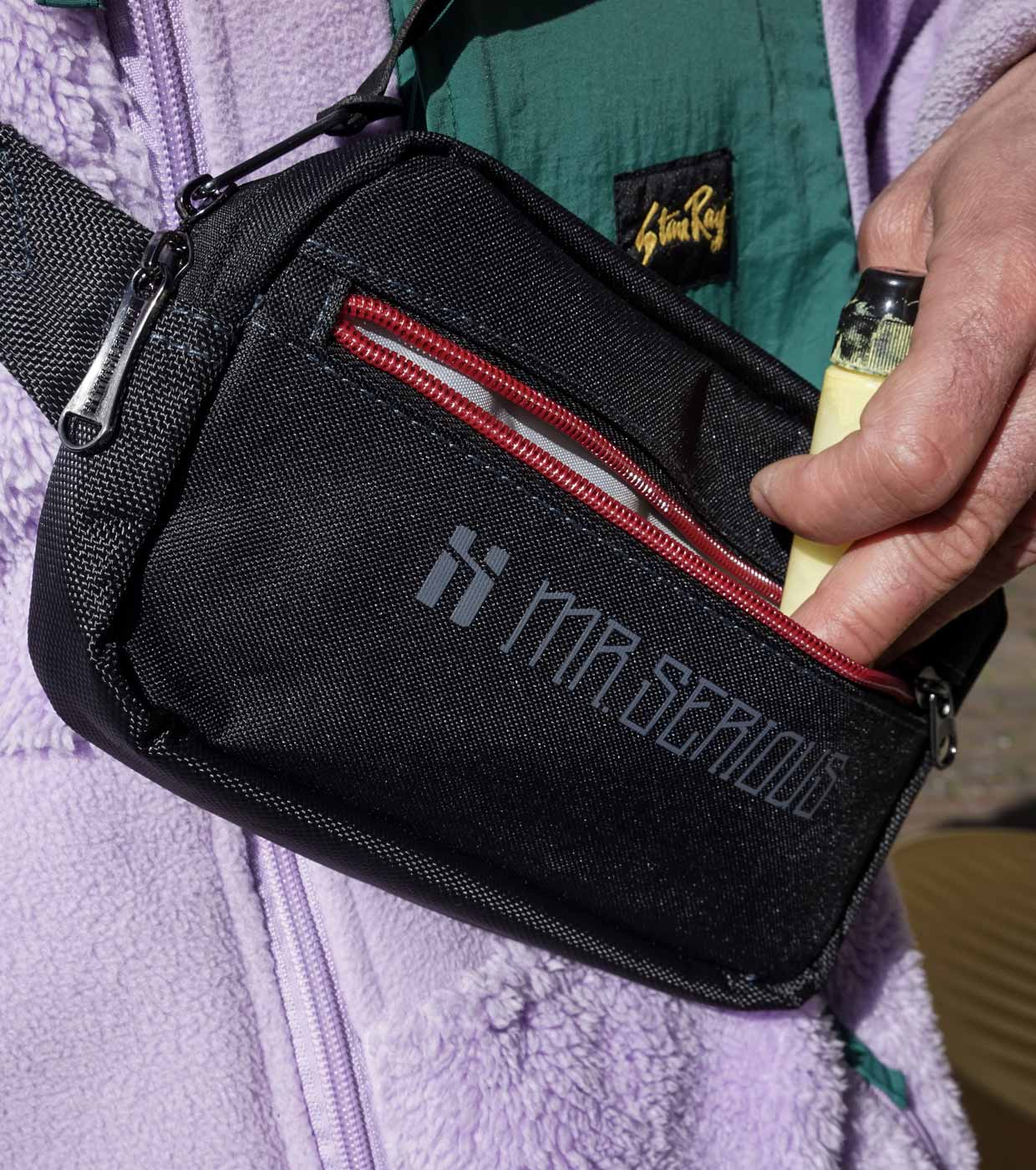 Obrázek: essential-hip-bag-black-back-detail